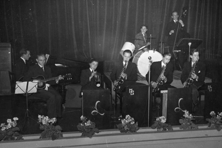 Musicians playing in the Veljeshovi restaurant