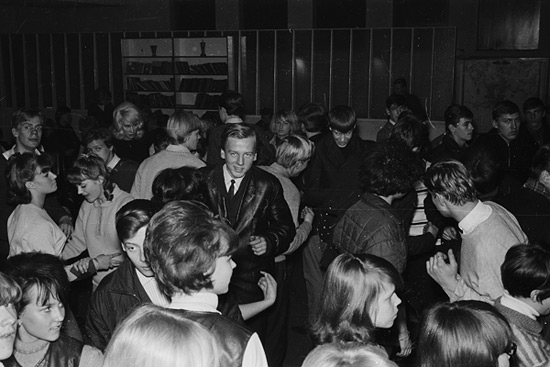 Yleisö tanssii Haka-kerhon sisätiloissa. © Pentti Kalliomäki