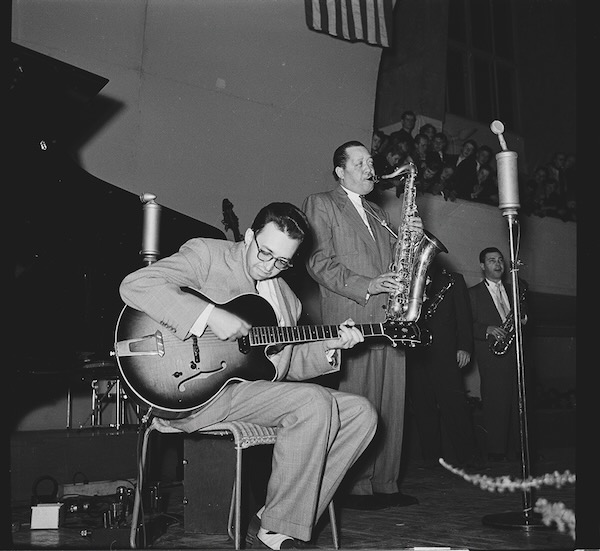 Tenorisaksofonisti Lester Young ja kitaristi Barney Kessel Kulttuuritalon lavalla.